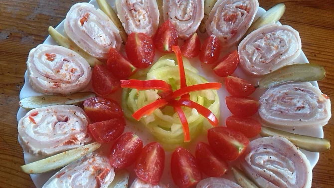 Roláda s pomazánkovým máslem a taveným sýrem