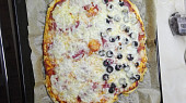 Rychlá kynutá pizza (Pizza se šunkou, salámem, třemi druhy sýra a olivami.)