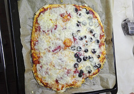 Rychlá kynutá pizza (Pizza se šunkou, salámem, třemi druhy sýra a olivami.)