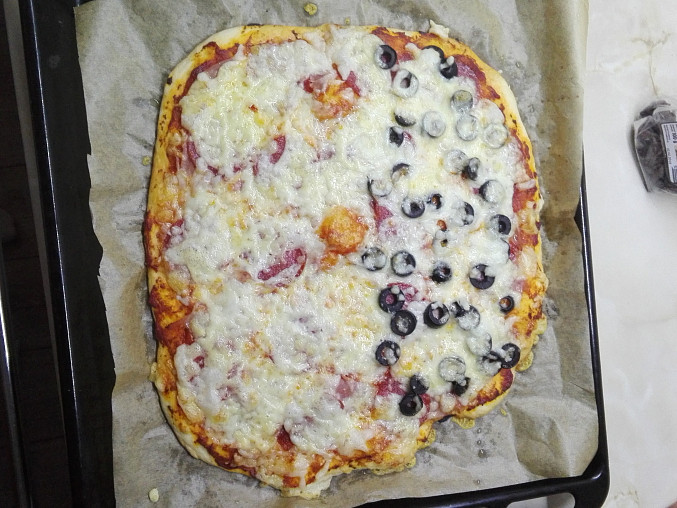Rychlá kynutá pizza, Pizza se šunkou, salámem, třemi druhy sýra a olivami.