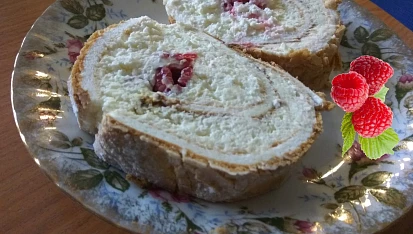 Šlehačková roláda bez mouky s malinami