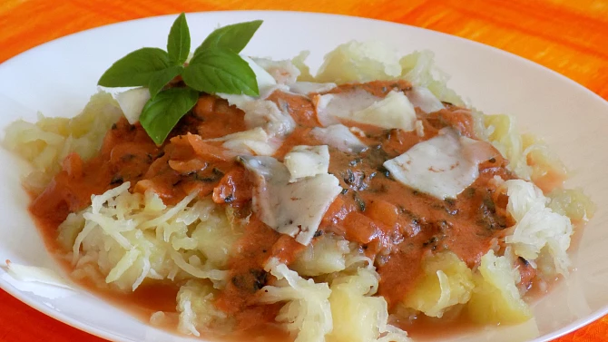 Špagetová dýně s rajčatovo-medovou omáčkou