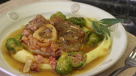 Telecí ossobuco na šalvěji a česneku s kapustičkami