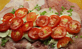 Vepřová roláda plněná rajčaty a mozzarellou