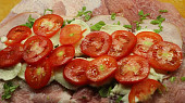 Vepřová roláda plněná rajčaty a mozzarellou