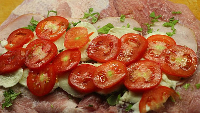 Vepřová roláda plněná rajčaty a mozzarellou