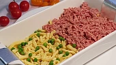 Zapečené špecle  se smaženou cibulkou, První vrstva:  špecle s hráškem, na to maso a ještě tam příjde sýr a stejně i druhou vstvu a poslední jsou jen špecle , hrášek a sýr.