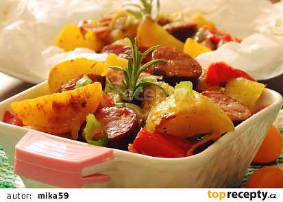 Zelenina s klobásou a slaninou pečená v papilotě