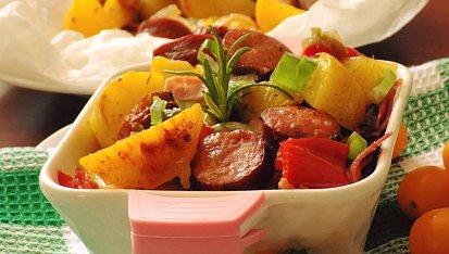 Zelenina s klobásou a slaninou pečená v papilotě