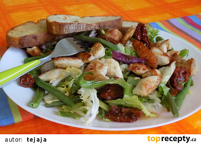 Zeleninový salát s fazolkami a kuřecím masem