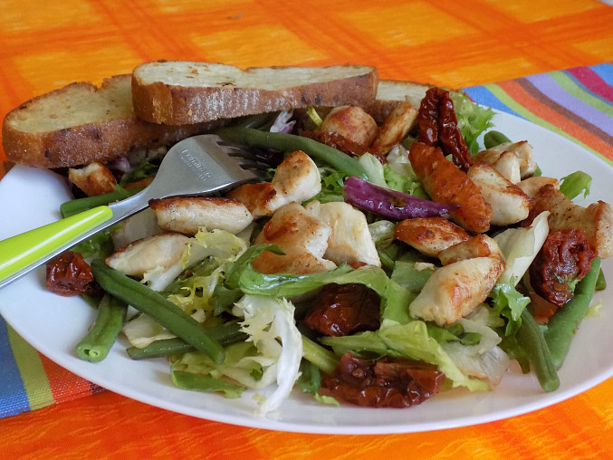 Zeleninový salát s fazolkami a kuřecím masem