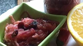 Cibuláda s pomerančem, brusinkami a chilli