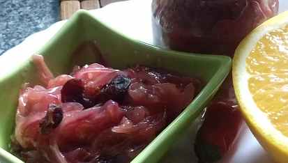 Cibuláda s pomerančem, brusinkami a chilli