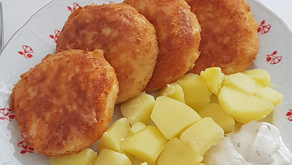 "Fajnový" smažený sýr, Strouhaný smažený sýr, vařené brambory a tatarka.