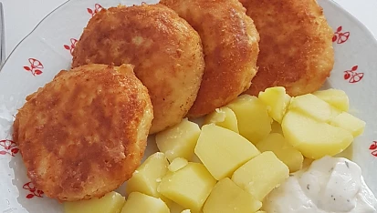 "Fajnový" smažený sýr, Strouhaný smažený sýr, vařené brambory a tatarka.