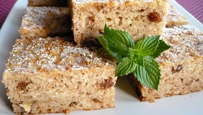 Jablečná buchta s ořechy a rozinkami