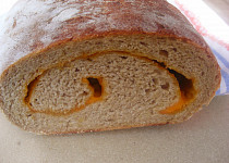 Kváskový bramborový chléb s pečeným česnekem a čedarem