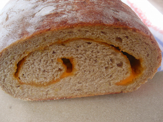 Kváskový bramborový chléb s pečeným česnekem a čedarem