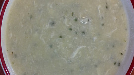 Květáková polévka s bramborem, zahuštěná krupičkou