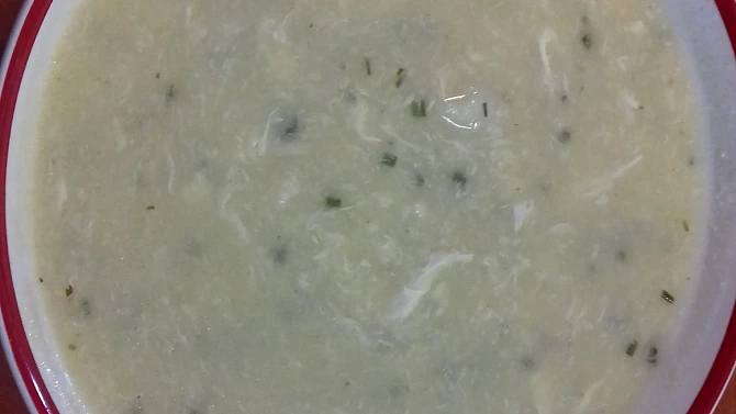 Květáková polévka s bramborem, zahuštěná krupičkou