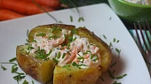 Pečené brambory s česnekovým máslem a karotkovou pomazánkou, Spojení rozehřátého česnekového másla a pomazánky je výborné..