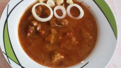 Pikantní vepřový guláš s  červenými fazolemi