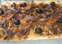 Pissaladière - slaný cibulový koláč s ančovičkami a olivami