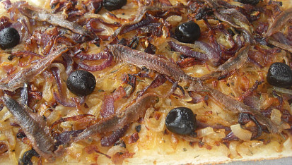 Pissaladière - slaný cibulový koláč s ančovičkami a olivami