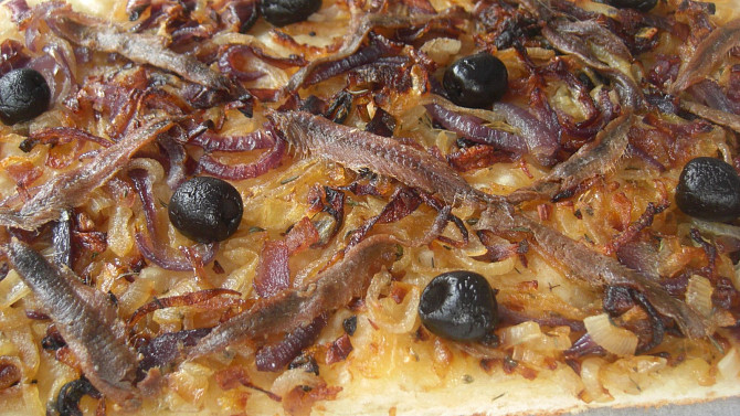 Pissaladière - slaný cibulový koláč s ančovičkami a olivami