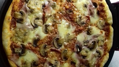 Pizza z domácí pizza pece