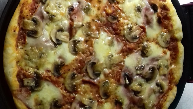 Pizza z domácí pizza pece