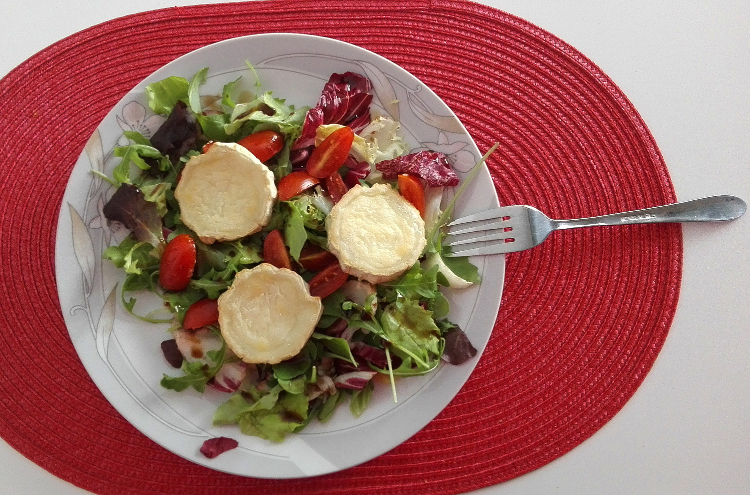 Rozpečený kozí sýr na listovém salátu