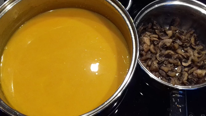 Rychlá dýňová polévka s restovanými žampiony