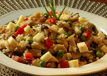 Rýže smažená s kuřecím masem a zeleninou
