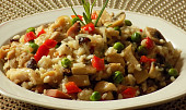 Rýže smažená s kuřecím masem a zeleninou
