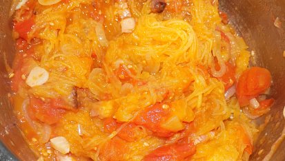 Špagetová dýně s cibulí a slaninou