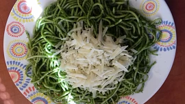 Špagety se špenátovým pestem a parmezánem