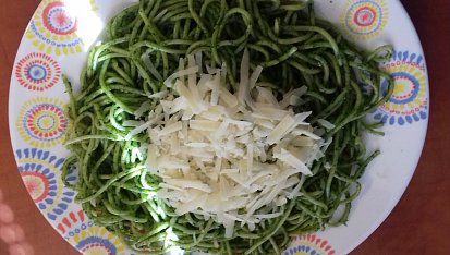 Špagety se špenátovým pestem a parmezánem