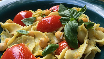 Tagliatelle s cizrnou a rajčaty