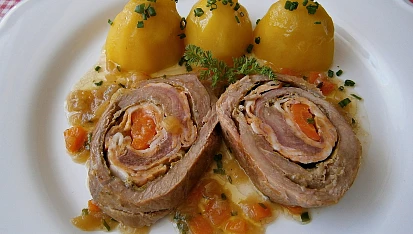 Vepřová roláda s pestrou náplní, dušená v papiňáku