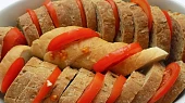 Zapečená chlebová bageta s rajčaty a vejci