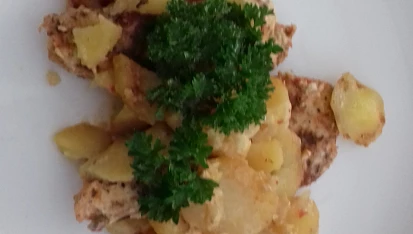 Zapečená kuřecí prsa s bramborami ve smetaně