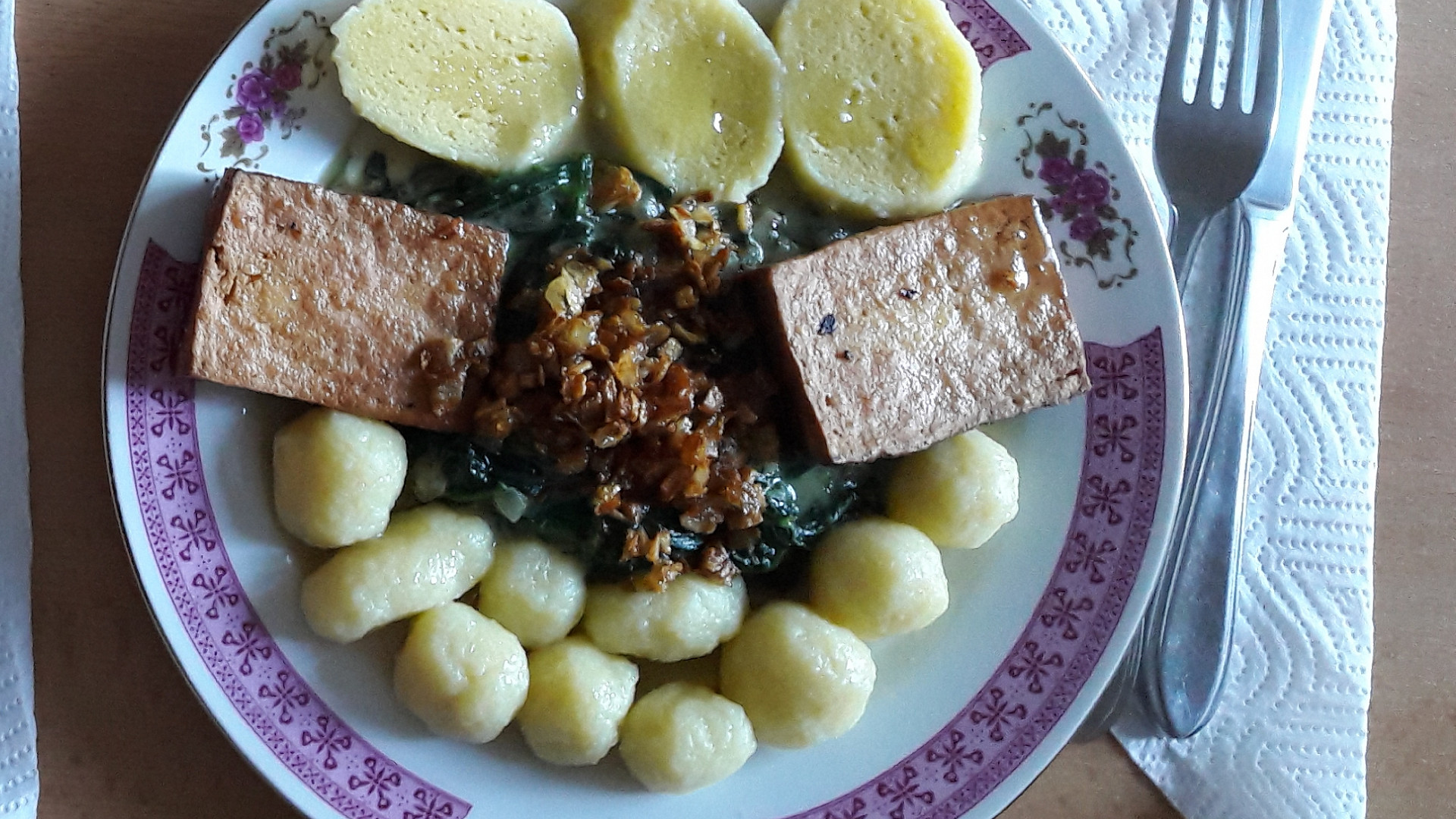 Bramborové knedlíky s baby špenátem a tofu plátky
