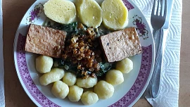 Bramborové knedlíky s baby špenátem a tofu plátky