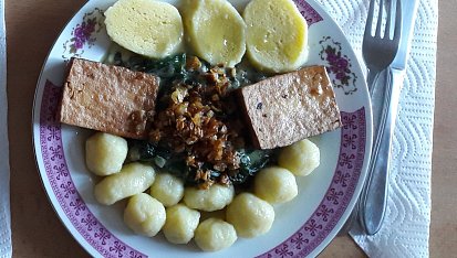 Bramborové knedlíky s baby špenátem a tofu plátky