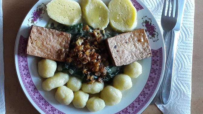 Bramborové knedlíky s baby špenátem a tofu plátky
