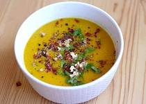 Cizrnovo-mrkvová polévka se zázvorem a kurkumou