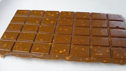 Čokoláda s kousky ořechů, rozinek a marchmallow