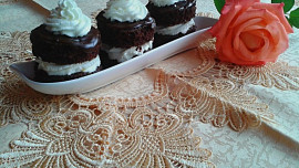 Čokoládové dortíky s tvarohovým krémem a šlehačkou
