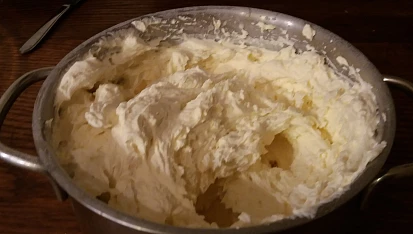 Dort s bílým pařížským krémem, Během šlehání přisypeme smeta-fix